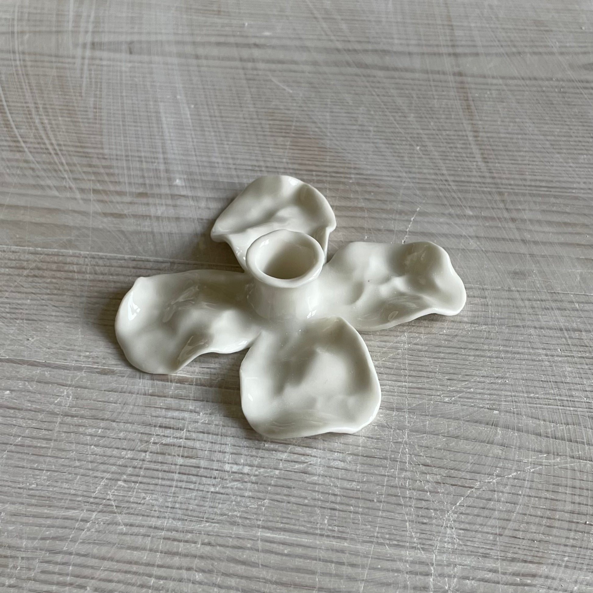 Krøllet lysestage - blomst - Kroelletkeramik.dk 